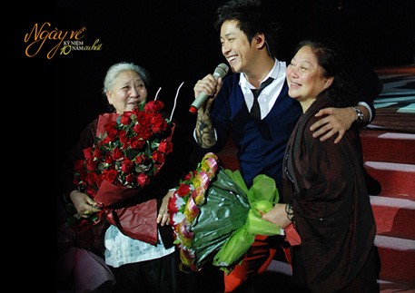 Hình ảnh trong liveshow Ngày về năm 2012 kỉ niệm 10 năm ca hát bên mẹ và bà của ca sĩ Tuấn Hưng
